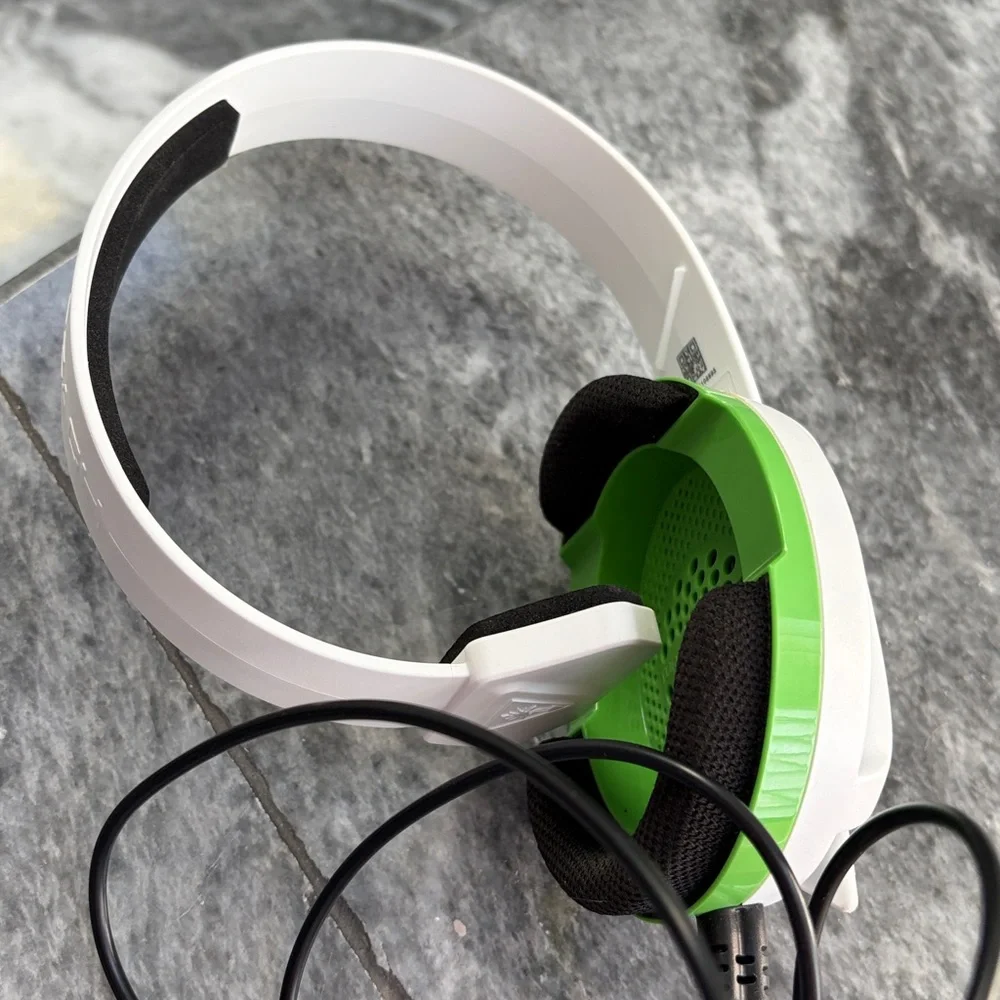 Turtle Beach White and Green Gaming Headset with Mic- Pre owned.